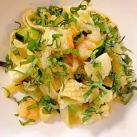 Snapdishの料理写真:Fettuccine calamari gamberetti e zucchini in burro e basilico.|antonio scottoさん