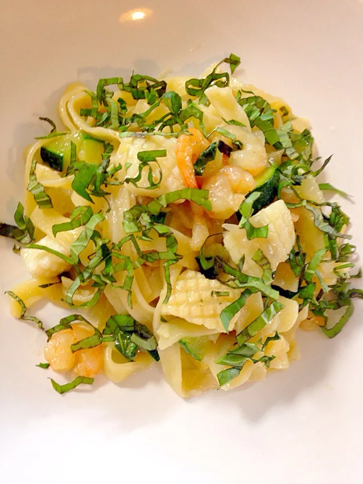 Snapdishの料理写真:Fettuccine calamari gamberetti e zucchini in burro e basilico.|antonio scottoさん