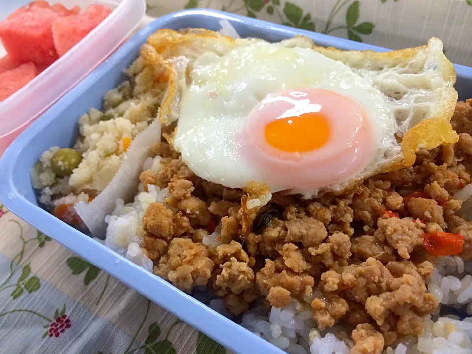 ガイガパオ(いなば缶詰の)、おから煮、すいか。手抜きお弁当。|liccaさん