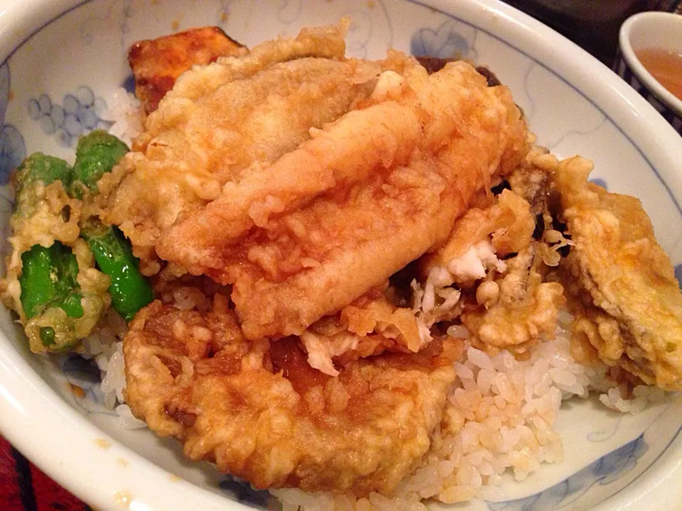 活〆穴子と野菜の天丼。うまいやないの。|たけうちさん