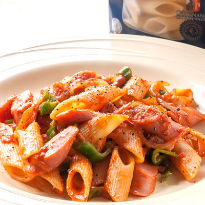 トマトとソーセージのペンネ