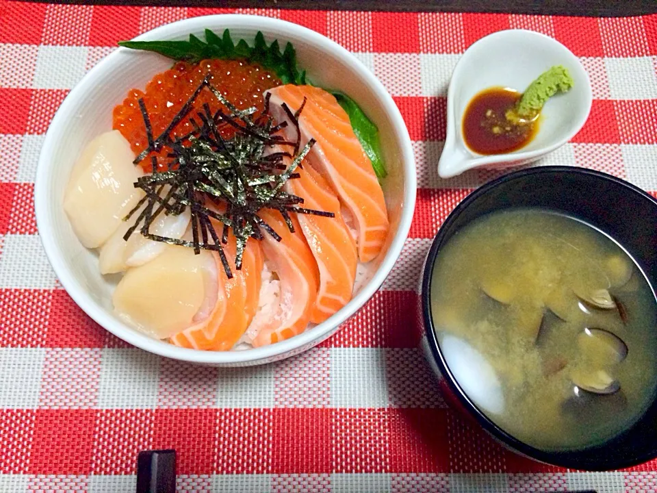 Snapdishの料理写真:シャケ★いくら★ホタテ 親子丼！|poohさん