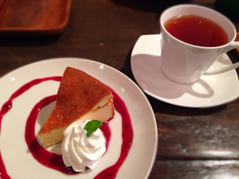 自家製ベイクドチーズケーキ と 紅茶|こいちさん