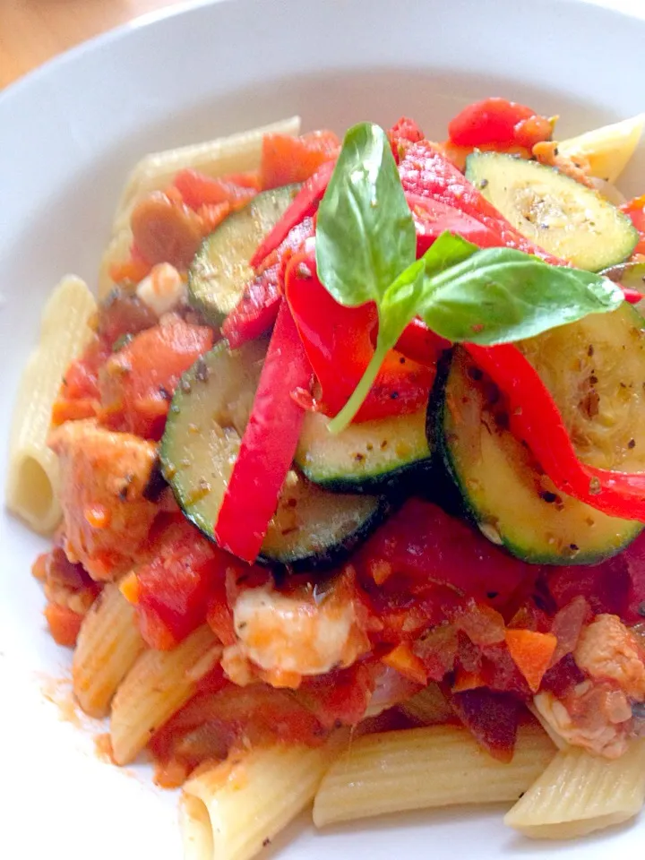 Tomato pasta with basil, chicken and mozzarella cheese topped witj chargrilled zucchini and capsicum|prinkcessさん