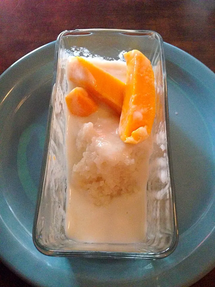 Postre Tailandés con Arroz y Mango bañados con Crema de Coco.|Loreleyさん