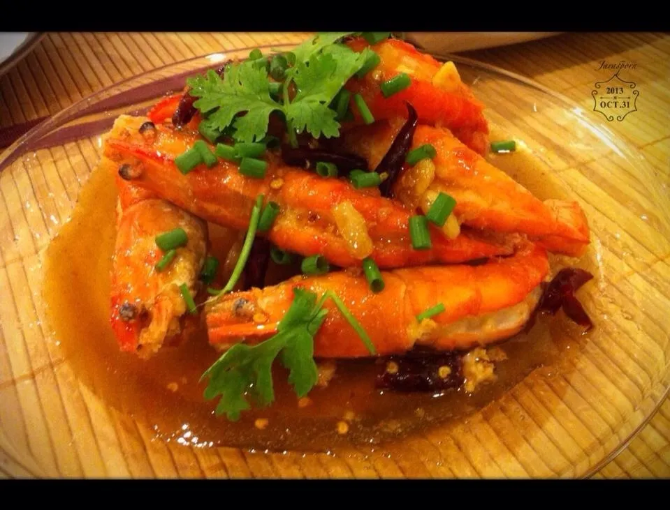 กุ้งทอดกรอบราดซ๊อสมะขาม : Fried shrimp tamarind sauce.|Jaraspornさん