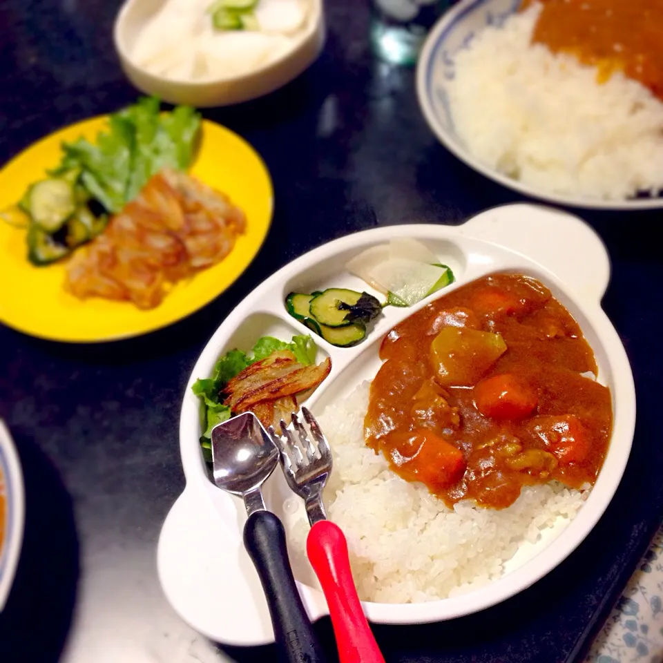 Snapdishの料理写真:カレーライス☆じゃがいものガレット☆きゅうりとわかめの酢の物☆大根ときゅうりの浅漬け|nichannさん