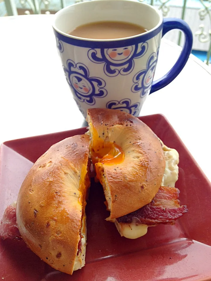 Bacon and egg bagel sandwich|lauren shannonさん