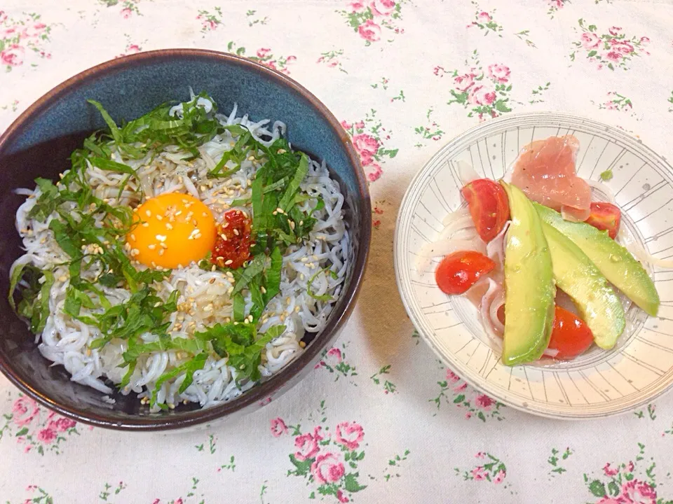 しらす丼＆新玉ねぎと生ハムとマリネアボカド乗せ。|まきさん