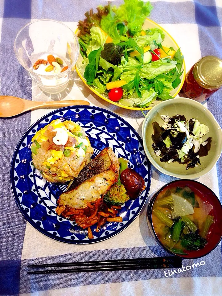 朝ごはん！スズキの香草グリル、大根の葉とおあげ、卵の混ぜごはん、明太マヨ乗せプレイト！|Tina Tomoko😋さん