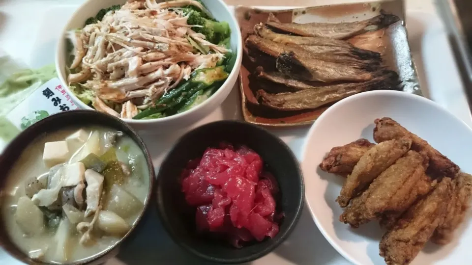 ハーブにんにく味の鶏肉と生野菜
コマイ干し
手羽中のカレー風味揚げ
鮪中落ち
豚汁|ランタンさん