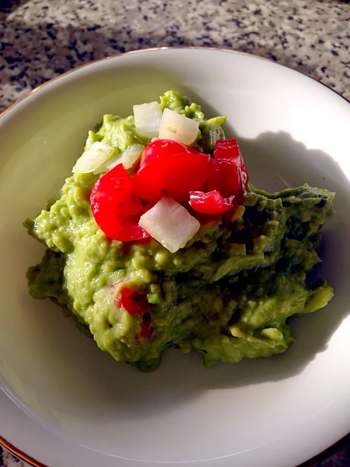 guacamole with onion and tomato|Elin Williamsさん