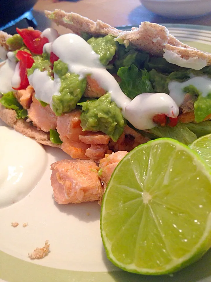 Salmon with homemade guacamole, cream and lime dressing|Elin Williamsさん