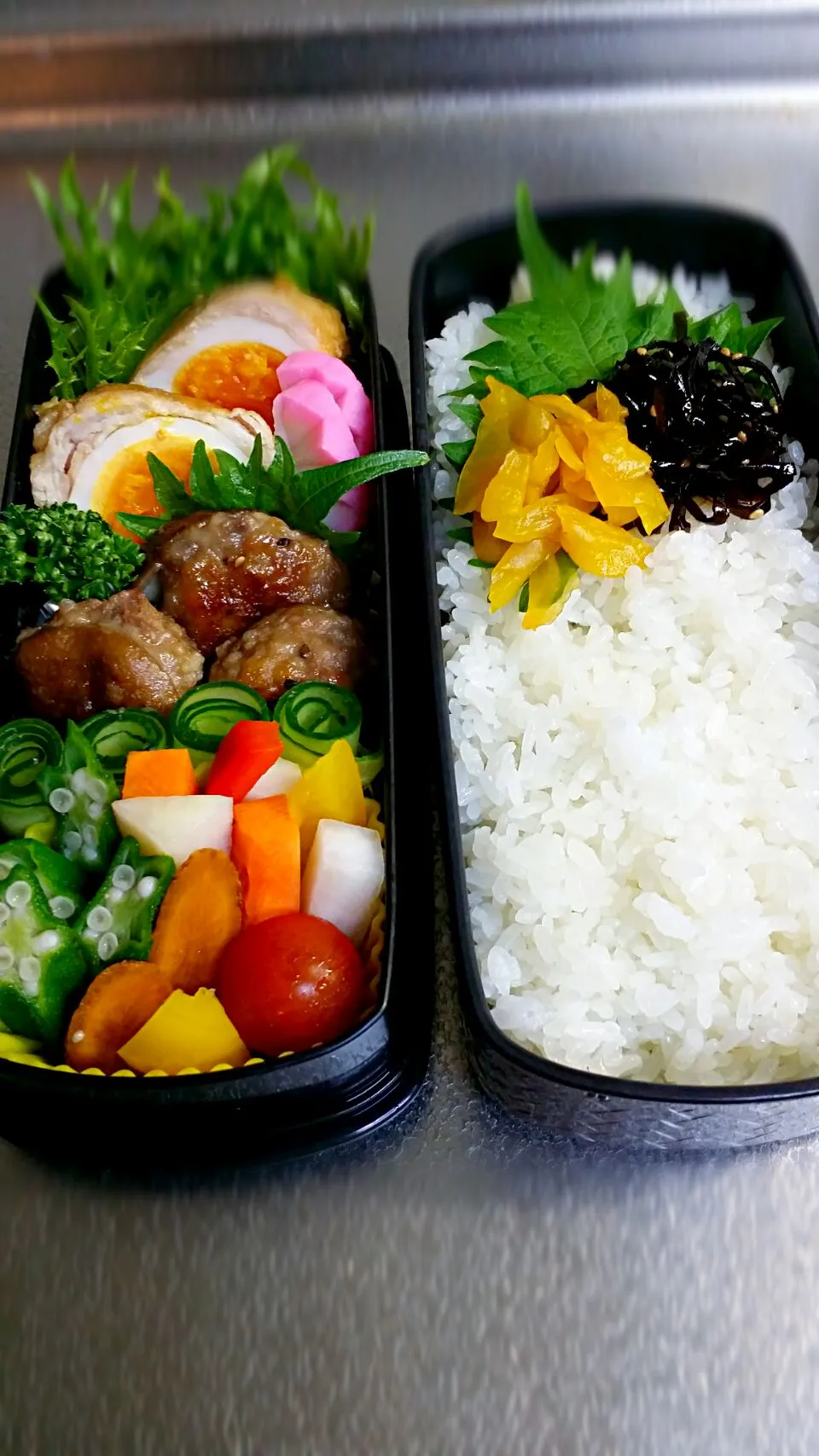 Snapdishの料理写真:《火曜日のお弁当》

・玉子の肉巻き
・椎茸の肉詰め
・ピクルス
・カールきゅうり

(｡･ω･)ﾉﾞ ｲｯﾃﾗｯｼｬーｨ♪♥|藤田 まり子さん