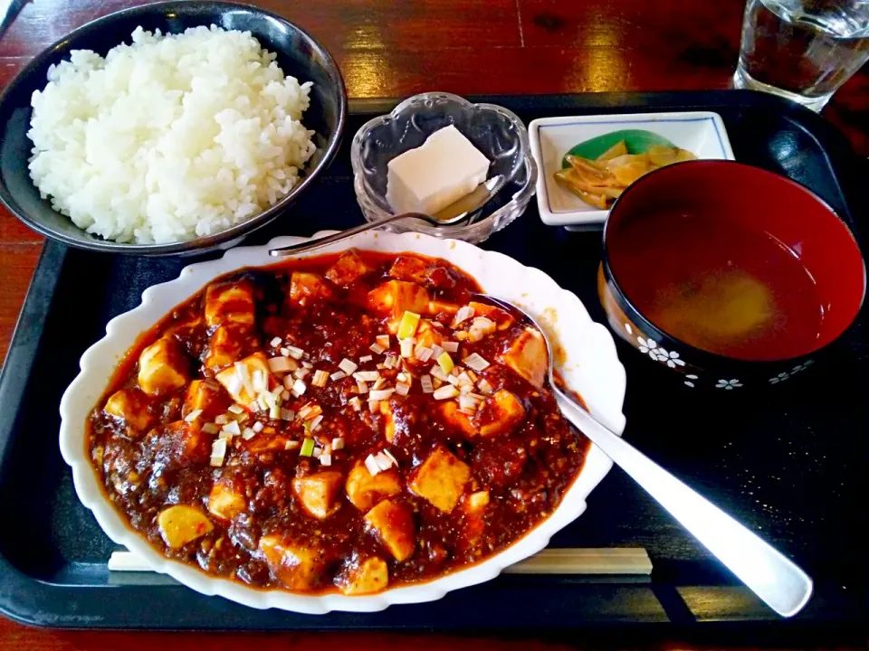 Snapdishの料理写真:新天地の麻婆豆腐定食、600円でライスの大盛りがサービス。
2階にあり、入店するのに何だか不気味さを感じた中華料理店ですが、店内の中華風の飾りとは関係なく、BGMには松田聖子の赤いスイートピーが流れておりました。
中国人が作る、辛い中華の麻婆豆腐でしたよ。
女性１人じゃあ、入るのはキツイかもです。
w(゜o゜)w|東京ライオンズさん