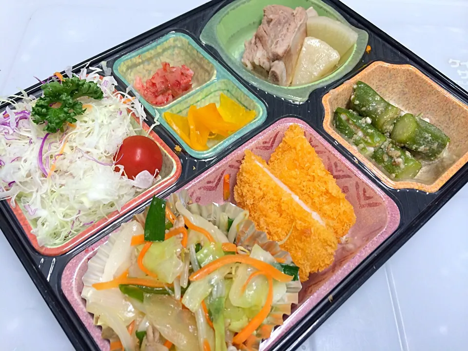 Snapdishの料理写真:スペアリブのにんにく煮 日替わり弁当 豊川市御油町の宅配弁当店|Naokazu Kuritaさん