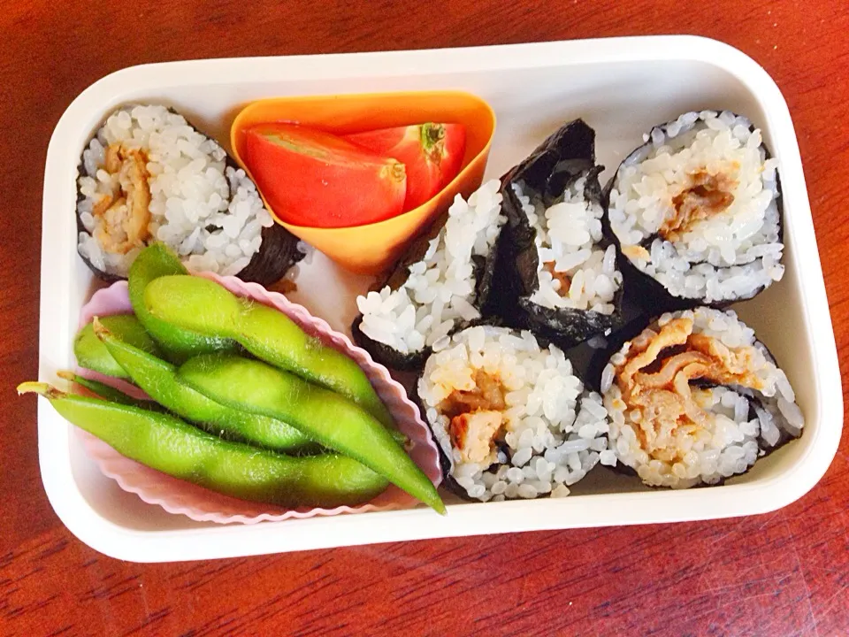 Preschooler's bento: sushi rolls filled with spicy sesame pork, tomato and edamame|Kirsten Adachiさん