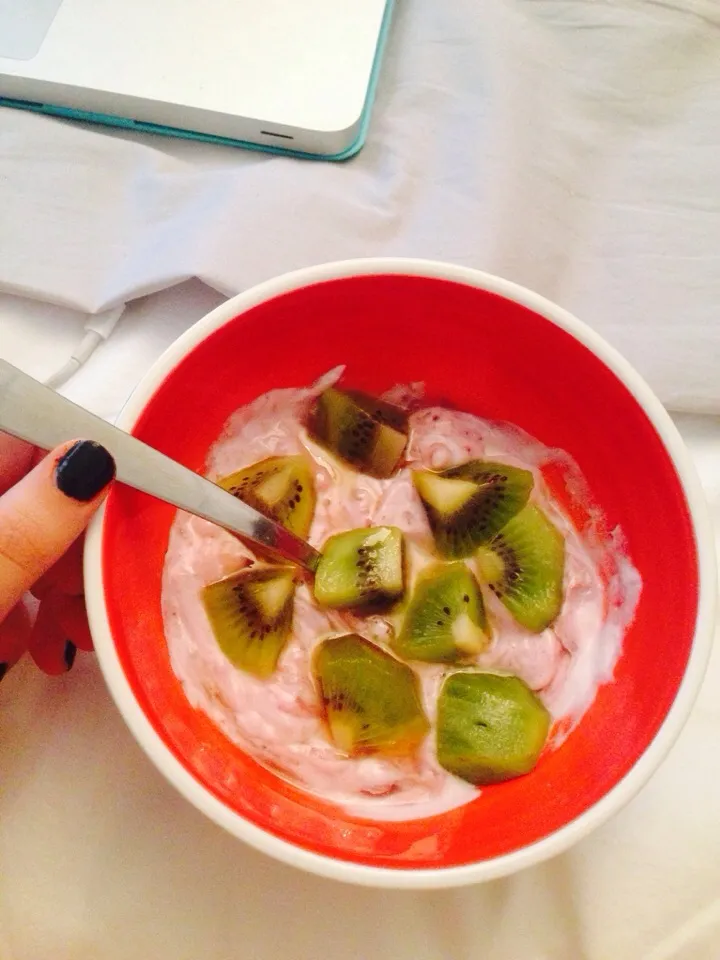 Greek mixed berries yogurt with kiwi and a teaspoon of honey 🍓🍯|Marianaさん