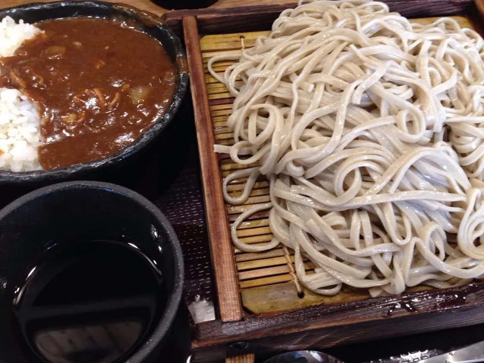 Snapdishの料理写真:大盛り蕎麦とミニカレーセット|popzappaさん