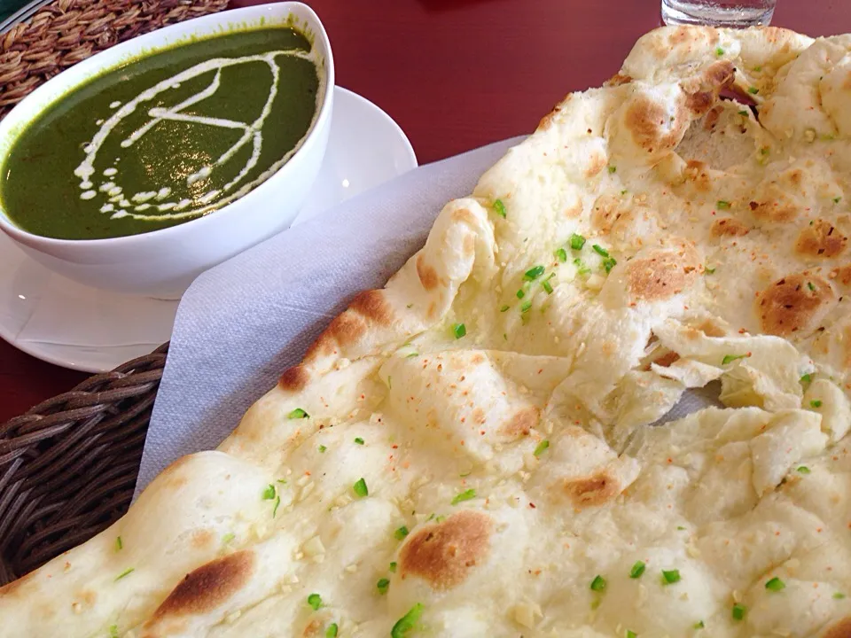 Sug Chicken & Garlic Naan. Yummy!|たけうちさん