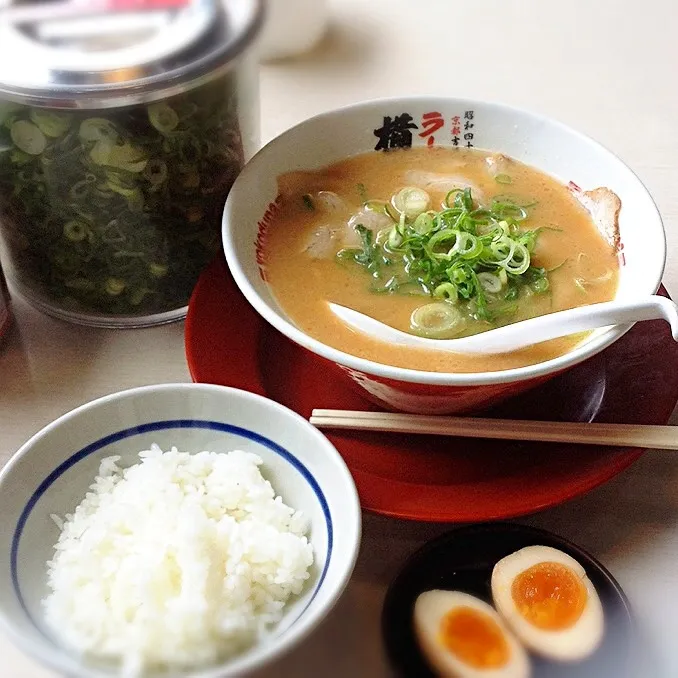 ラーメン(並)サービスライス付き、味玉追加|美也子さん