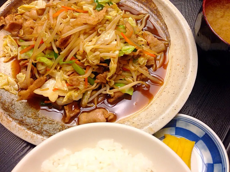 三松会館 肉野菜炒め定食|きのこせんぱいさん