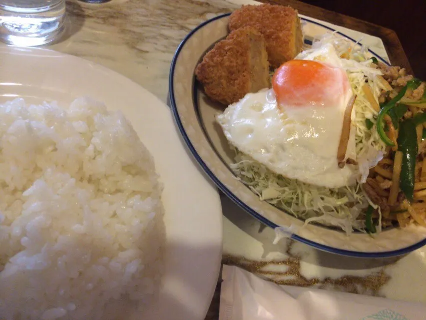 【日替ランチ】豚肉・ピーマン・たけのこ炒めとコロッケを頂きました。|momongatomoさん