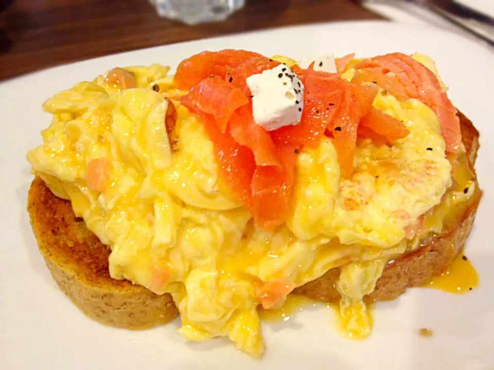 Scrambled egg and smoked salmon|Raeさん