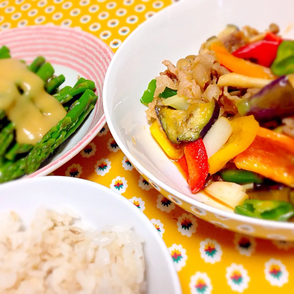 野菜たっぷりピリ辛炒め、アスパラのおひたし酢味噌がけ♥️|Mainaさん