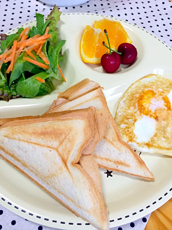 まるで朝食のような昼食、ハムチーズホットサンド☆|えりさん