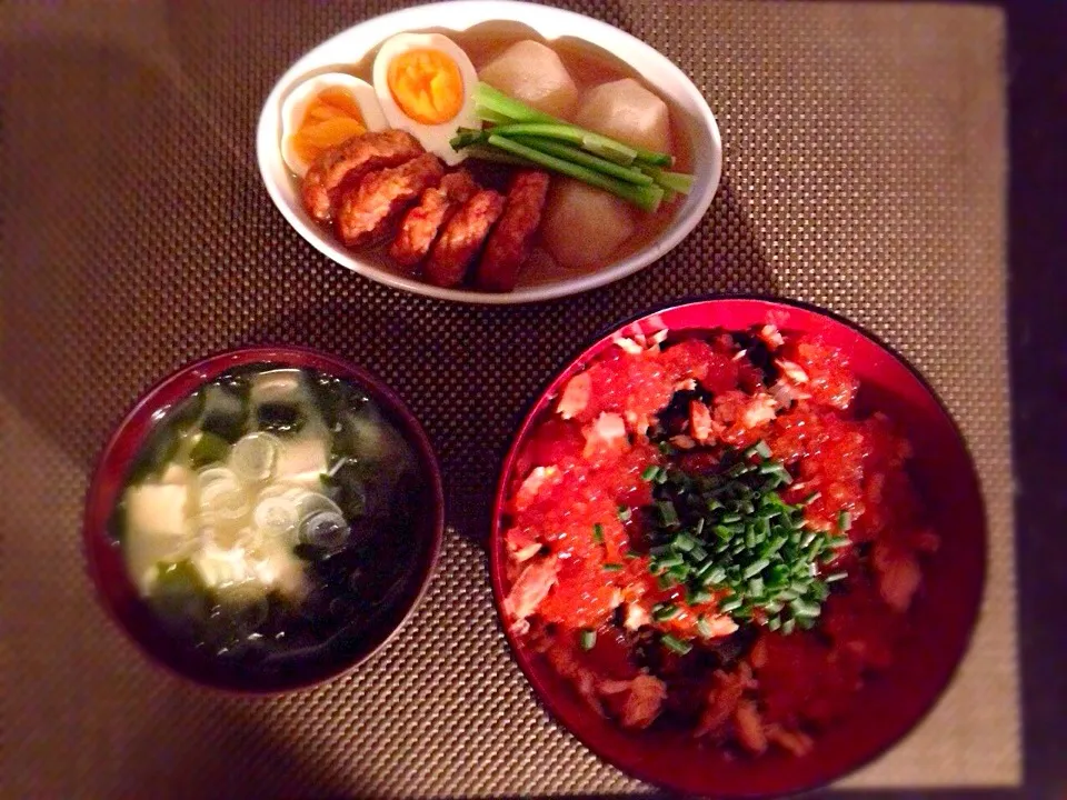 鮭いくら丼、カブの煮物、わかめとお豆腐のお味噌汁|ayumiさん