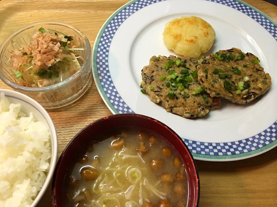 Snapdishの料理写真:6/10/2014 豆腐ハンバーグとナメコ納豆汁(*^o^*)|Jean Nobyさん