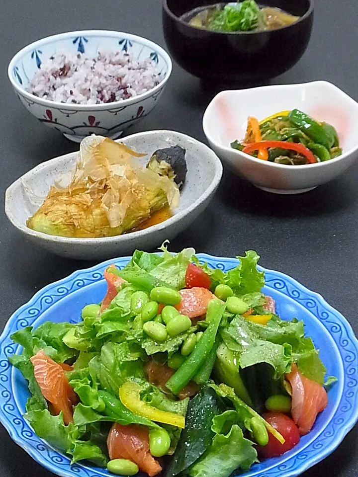 今晩は、サーモンサラダ、焼き茄子、ピーマンとちりめんじゃこの炒め煮、茄子の味噌汁、黒米ご飯

送ってくれた、茄子、枝豆、いんげん、胡瓜、ピーマンを沢山食べられました。
市販の胡瓜は苦いですが、お義母さんの胡瓜は美味しくてフルーツの様です。

今日も美味しかった！|akazawa3さん