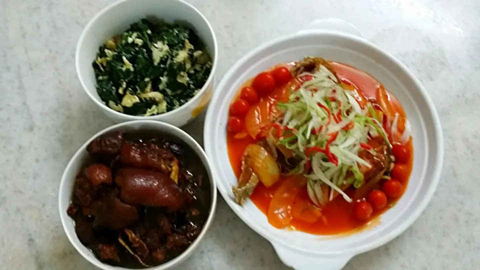 淋酸鱼肉+猪脚醋+babi 菜👌👍|张銘芮さん