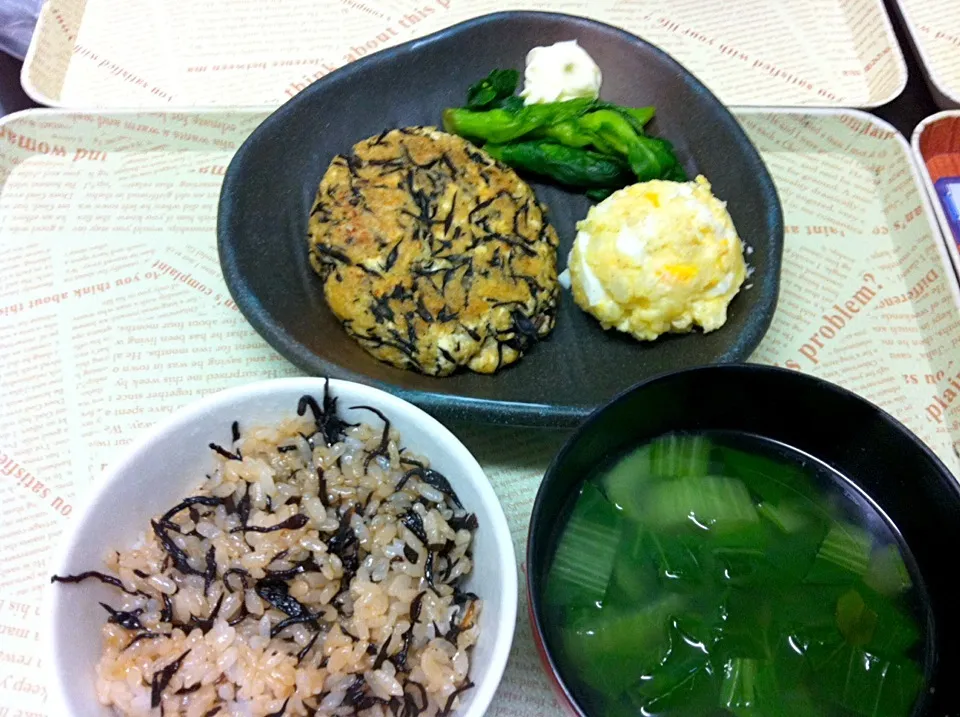 ひじきご飯、ひじき入り豆腐バーグ、ポテトサラダ|りゅういちさん