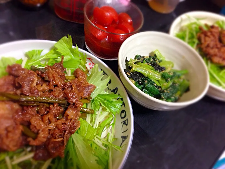 Snapdishの料理写真:今日の晩ご飯は、牛肉とニンニクの芽炒めのぶっかけうどん、小松菜と海苔の胡麻和え、プチトマトのマリネ。|ゆえさん