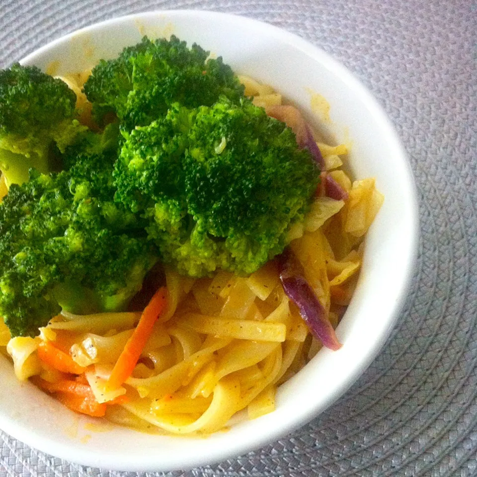 Curried vegetable rice noodles and Buttery Garlic Broccoli|T.E.Dennisさん