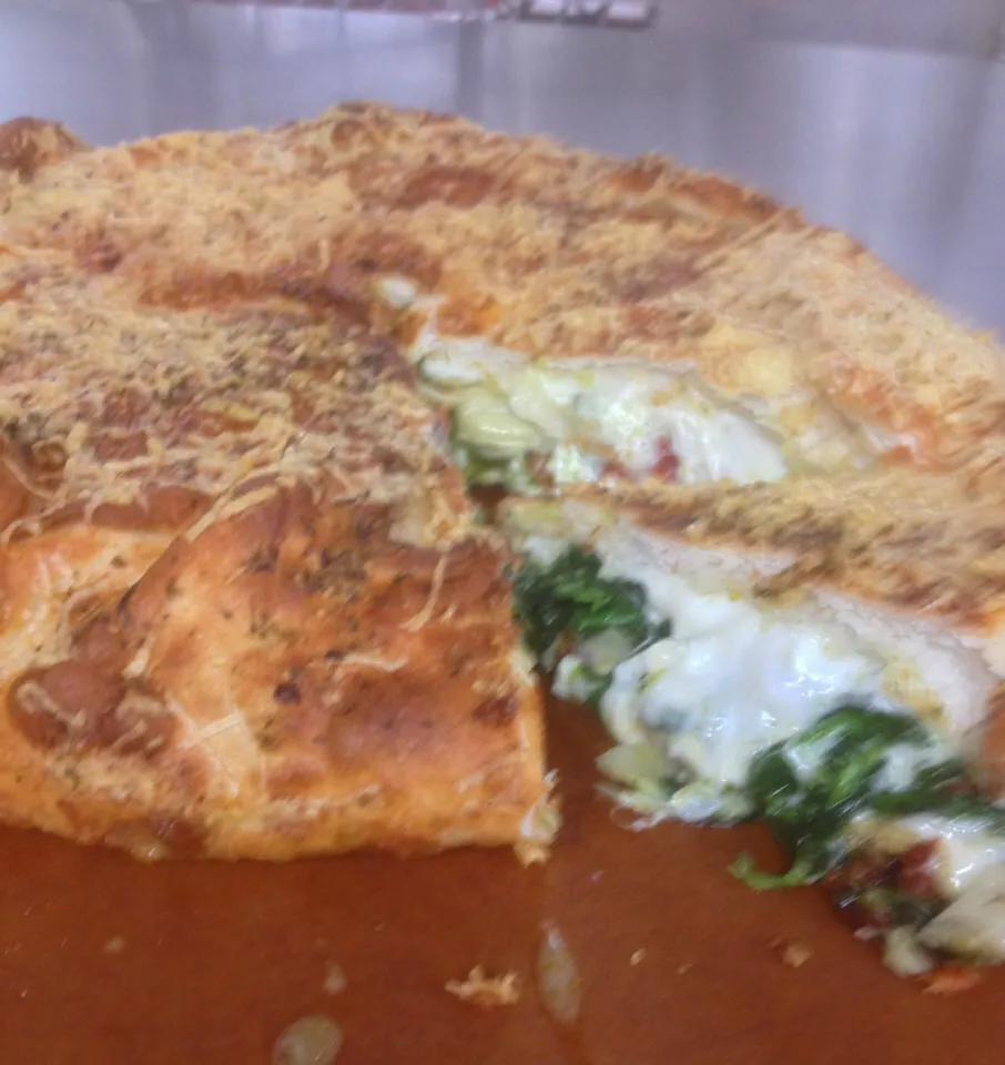 Stuffed pizza with feta, spinach, artichokes and Sundried tomatoes|peggy waldonさん