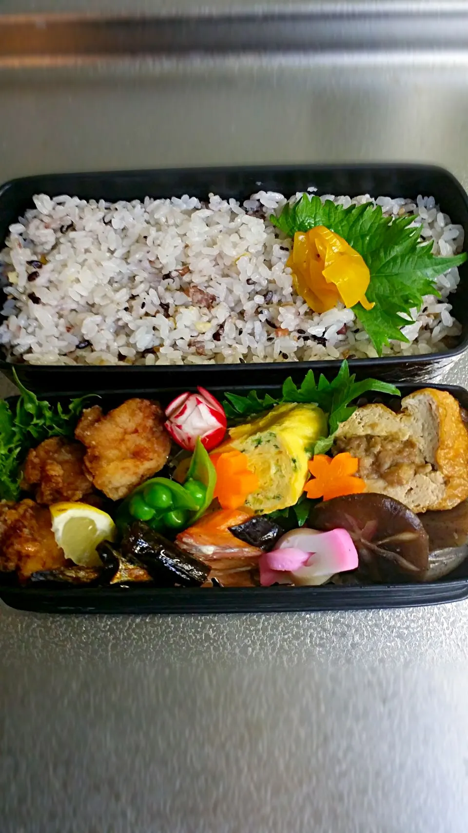 《水曜日のお弁当》

・鶏肉の竜田揚げ
・ネギ入り出し巻き玉子
・厚揚げミンチ挟み煮、こんにゃく、椎茸
・鮭焼き
・いわしの甘露煮(市販品)
・スナップエンドウ、ラデッシｭ、人参、蒲鉾、つぼ漬

ｲﾃﾗ━━━ヾ(*･ω･*)━━━ｯｼｬｲ!♥|藤田 まり子さん