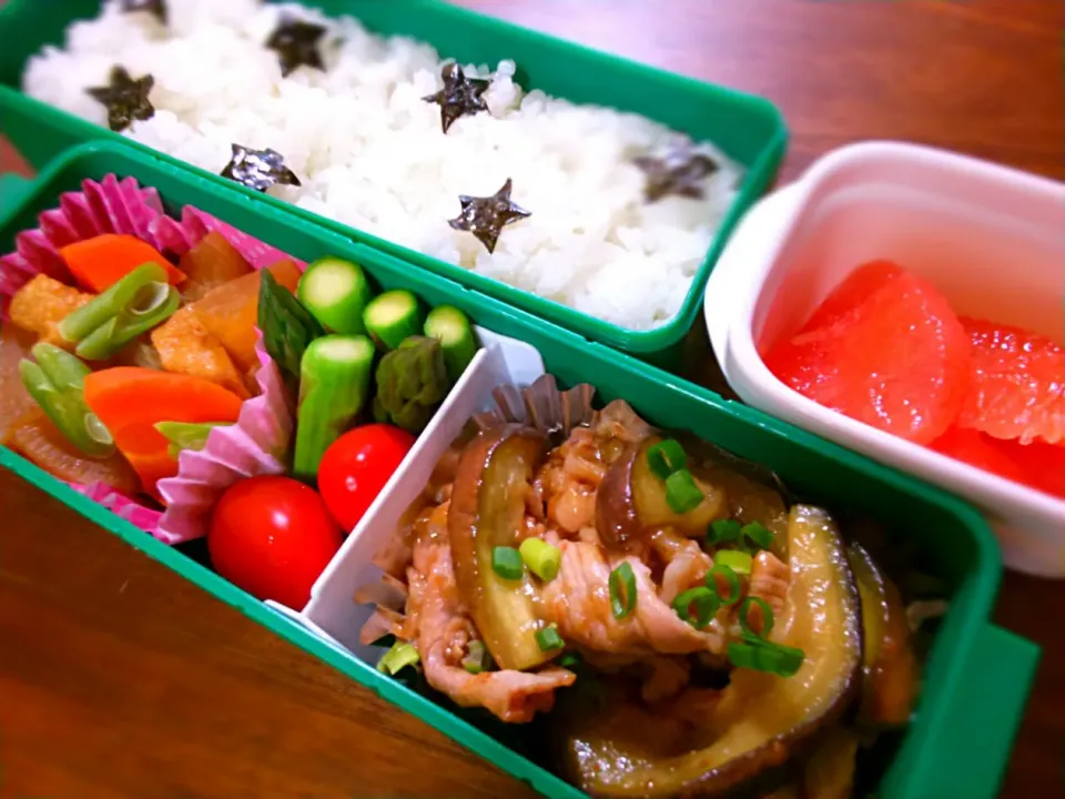 中１女子の今日のお弁当。星形抜き海苔のごはん、茄子と豚肉のしょうが焼き、大根と揚げの煮物、茹でアスパラ、ミニトマト、グレープフルーツ|みっちっちさん