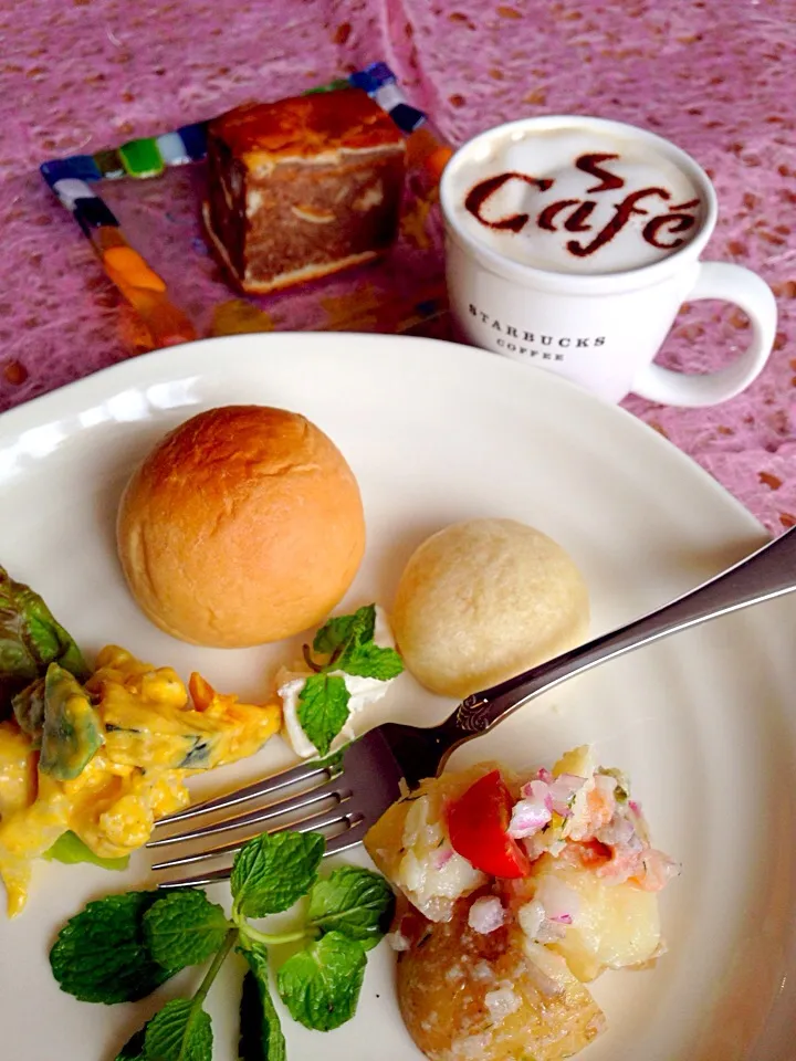 お友だちが焼いてくれたビール仕込みの🍞パンは、イーストありと、無しの2種。かぼちゃとカリフラワーのサラダ。ジャガイモと塩鮭のマリネ。パンのミックスケーキがデザートです。|Kumi_loveさん