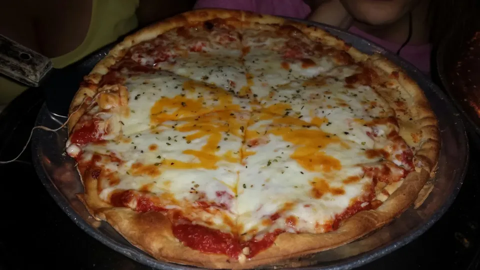 10" Pie Pizza With Extra Cheese|Christian J. Torres Cañarteさん