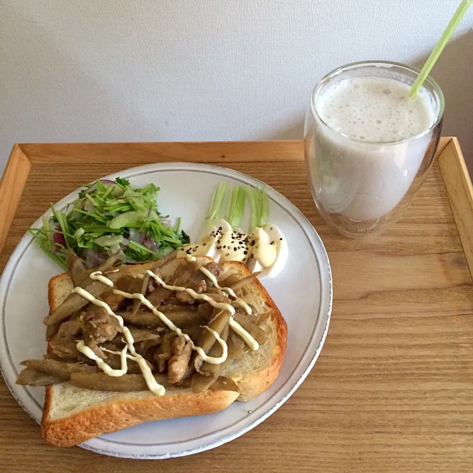 朝ごはん。鶏肉とごぼうとネギのごまだれ煮込みのオープンサンド。|yukko7740さん