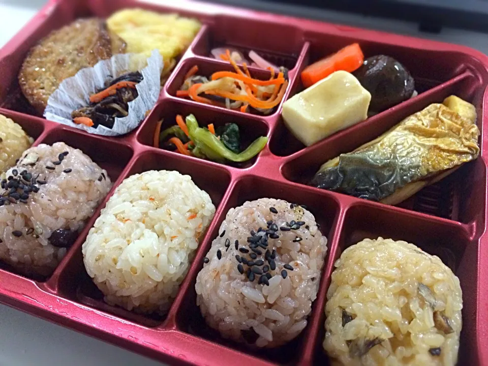 コンビニお昼。三種のおこわ弁当。|liccaさん