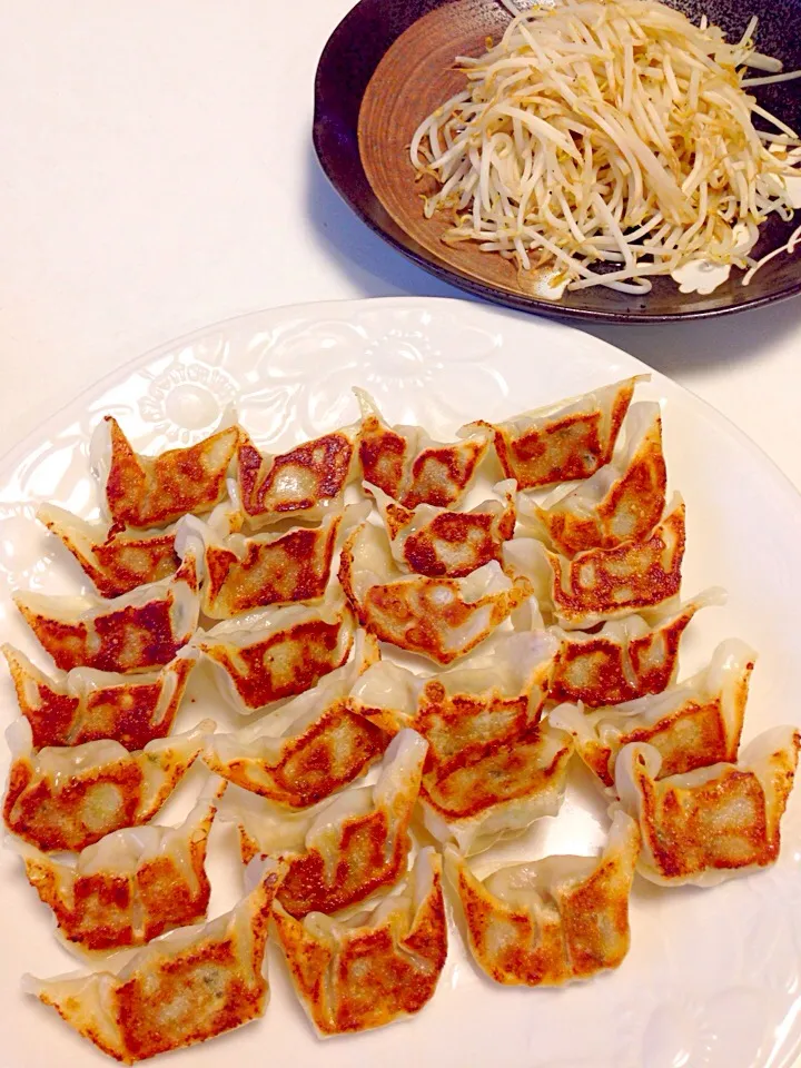 ひと口焼き餃子モヤシ添え|おかーＰさん