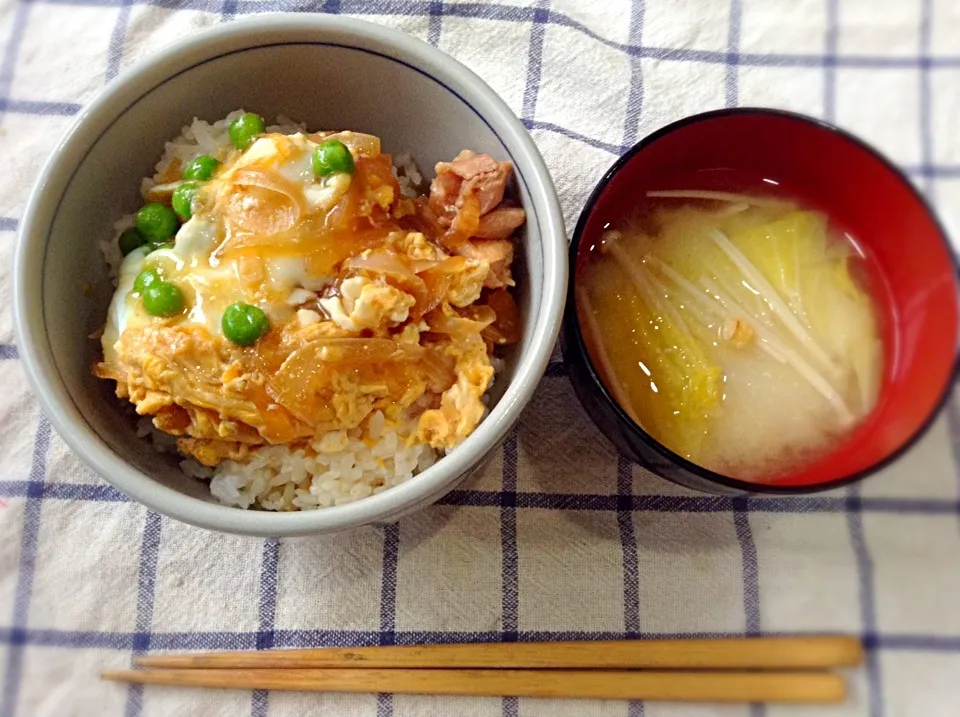 親子どん。エノキと白菜の味噌汁🍚|たけななさん