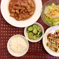 今日の夕飯。厚切り肉の生姜焼きにナスのお好み焼き風に、キュウリの浅漬けとサラダ。|紀子さん