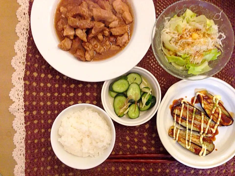 今日の夕飯。厚切り肉の生姜焼きにナスのお好み焼き風に、キュウリの浅漬けとサラダ。|紀子さん