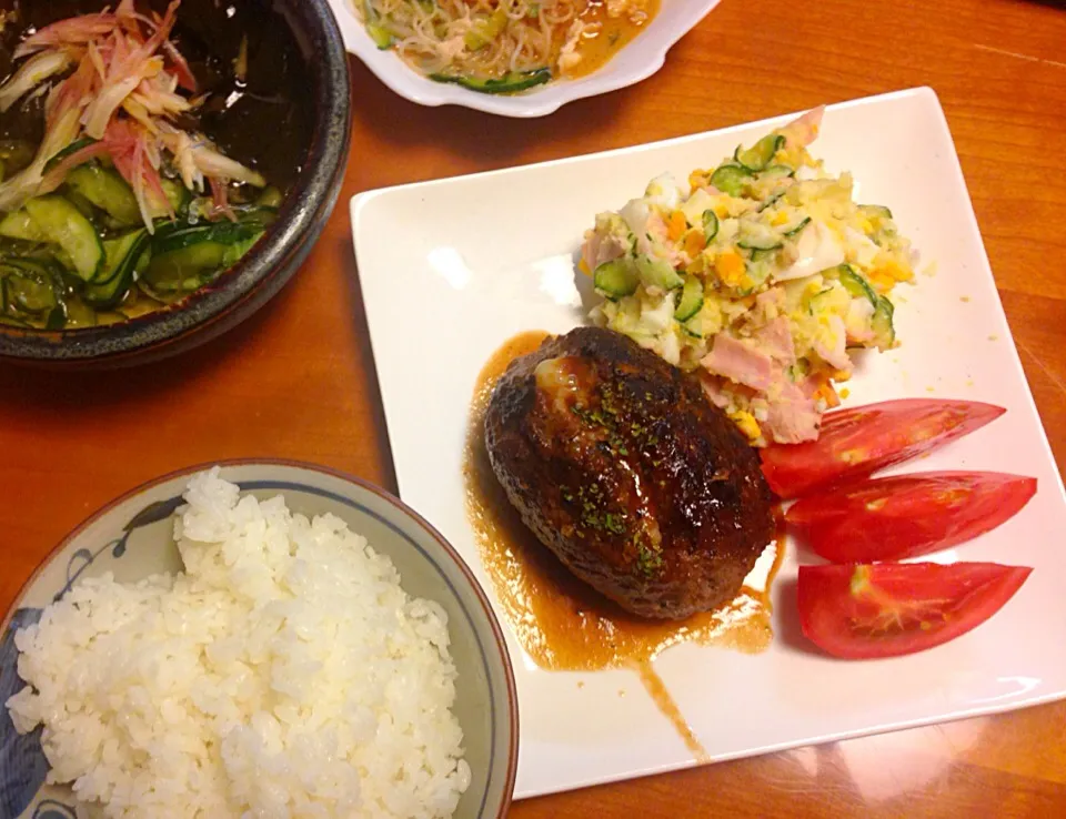 チーズ入りハンバーグ  ポテトサラダ  トマト  棒棒鶏  酢の物❗️|みゆさん