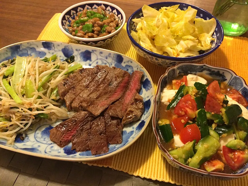 Snapdishの料理写真:ステーキ、小松菜もやし炒め、ざる豆腐の叩き胡瓜とトマトがけ、キャベツのカレーピクルス、オクラ納豆|Junya Tanakaさん